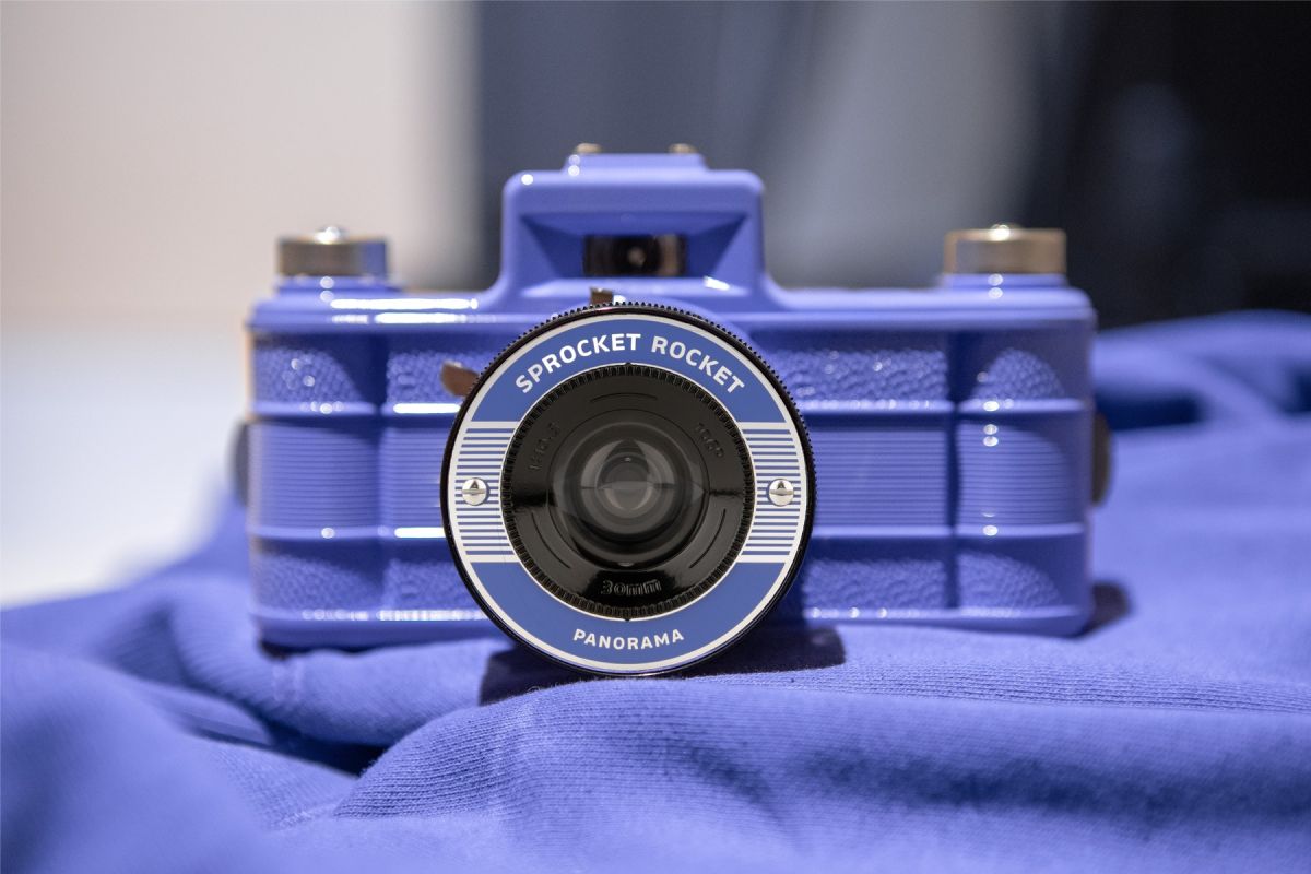 Lomography Sprocket Rocket Camera 35 mm Panoramic Camera Baja Blue - B&C Camera