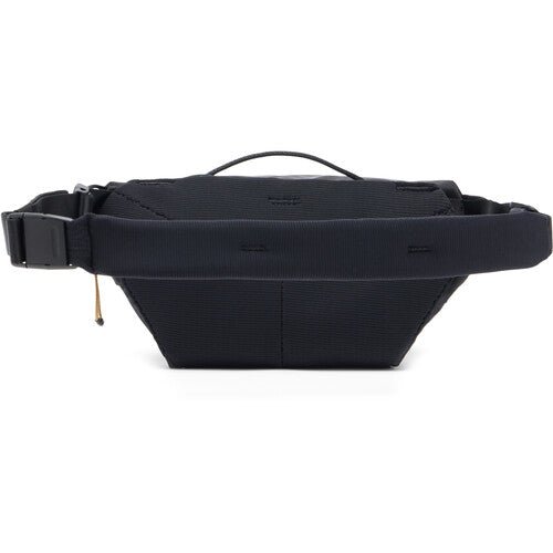 Peak Design Outdoor Sling 2L ブラック Peak Design Outdoor Sling 2L Black by Peak Design at B&C Camera